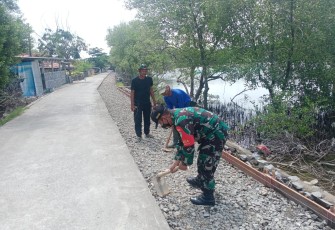 Anggota Koramil 0406/Cikampek Kodim 0604/Karawang monitoring dibantu 7 orang masyarakat mengerjakan pembangunan peningkatan dan pelebaran badan jalan 3 dalam kegiatan  TNI Manunggal Membangun Desa (TMMD) ke-110 Kodim 0604/Karawang Tahun Anggaran 2021. 