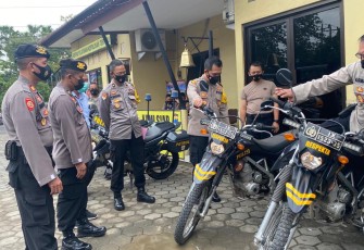 Kapolres Pekalongan Kota AKBP M Irwan Susanto, S.I.K, SH,MH, selesai apel pagi dengan didampingi Waka Polres Kompol Drs Gangsar Subagyo, Kasat Sabhara AKP Nyoman Hermanto,SM pengecekan langsung kendaraan dinas patroli Sabhara, merupakan barang milik negara yang diberikan untuk mendukung tugas tugas Kepolisian.