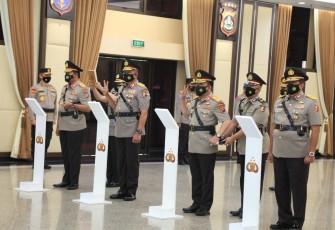 Sebanyak 19 pati Polri melakukan serah terima jabatan dan mendapatkan kenaikan pangkat.