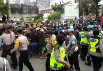 Petugas Kepolisian dan Satgas Gabungan Penanganan COVID-19 Jawa Tengah membubarkan demo mahasiswa papua, yang berlangsung di Jalan Pahlawan (Patung Kuda Undip) Kota Semarang, pada Jumat .(5/3).