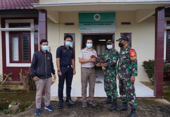 Satgas Pamtas RI-Malaysia Yonif 407/PK serahkan hasil temuan hewan ilegal berupa satu ekor ayam jenis philipin kepada Stasiun Karantina Pertanian (SKP) Kelas I Entikong Wilker Nanga Badau.