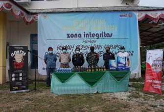 Satgas Pamtas RI-MLY Yonif 407/Padmakusuma serahkan barang bukti minuman keras berbagai merek kepada pihak Bea Cukai Nanga Badau, Kabupaten Kapuas Hulu, Provinsi Kalimantan Barat. Rabu (10/03/21)