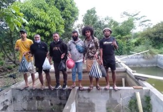 mahasiswa Papua ikut pelatihan dan panen ternak lele