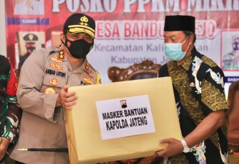 Kapolda Jateng Irjen. Pol. Drs. Ahmad Luthfi S.H, S.ST., M.K.,memberikan bantuan masker untuk Posko PPKM MICRO Kabupaten Demak