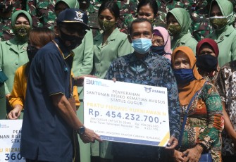 PT. Asabri dan Yayasan Rumpun Diponegoro memberikan santunan resiko kematian khusus (SRKK)  kepada keluarga Prajurit Yonif Raider 400/Banteng Raiders yang gugur saat bertugas dan tergabung dalam Satgas pengamanan daerah rawan pada Agustus 2020 lalu di Intan Jaya, Papua, Jum’at (12/3/2021).