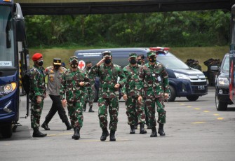 Panglima TNI Marsekal TNI Hadi Tjahjanto, SIP beserta rombongan meninjau pelaksanaan kegiatan serbuan Vaksinasi Covid-19 untuk TNI di wilayah Yogyakarta bertempat di Hanggar Skadik 102, Lanud Adisucipto Yokyakarta. Sabtu (13/3/2021). 
