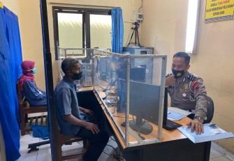 Satpas 1426 Polres Pekalongan Kota Polda Jateng menerapkan ketentuan standar prokes tersebut secara ketat bagi para pemohon SIM, baik itu untuk perpanjangan maupun pemohon baru.
