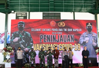 Panglima TNI Marsekal TNI Dr. (HC) Hadi Tjahjanto, S.I.P. dan Kapolri Jenderal Polisi Drs. Listyo Sigit Prabowo, M.Si. beserta rombongan meninjau pelaksanaan Serbuan Vaksinasi Covid 19 tahap 2 tahun 2021 kepada anggota TNI - Polri, serta masyarakat di wilayah Semarang, Kamis (18/3/2021).