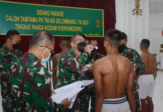 Pangdam IV/Diponegoro Mayjen TNI Rudianto memimpin jalannya sidang Parade penerimaan Cata PK TNI AD Gelombang I TA. 2021 Panda IV/Diponegoro di Balai Diponegoro, Jl. Perintis Kemerdekaan, Watugong, Kamis (18/3/2021).