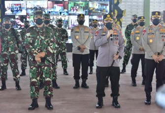 Panglima TNI Marsekal Hadi Tjahjanto bersama Kapolri Jenderal Listyo Sigit Prabowo meninjau secara langsung pelaksanaan vaksinasi COVID-19 anggota TNI-Polri di Gedung Olahraga Praja Kepawon Kodam Udayana Bali, Jumat (19/3/2021).