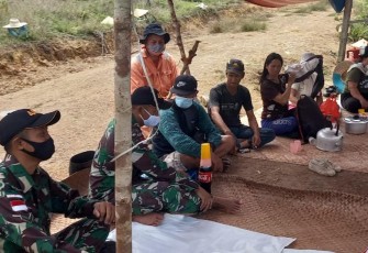 Satuan Tugas Pengamanan Perbatasan (Satgas Pamtas) RI-Malaysia Yonif 407/PK Pos Sei Mawang II Mensosialisasikan tentang larangan memiliki senjata api kepada warga  Dusun Sei Mawang, Ds. Sei Mawang, Kec. Puring Kencana, Kab. Kapuas, Kalbar. Jumat (19/03/21)