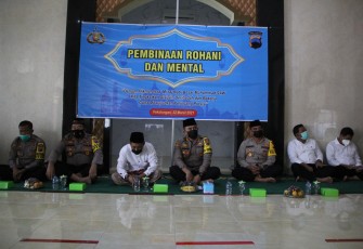 Kapolres Pekalongan Kota Polda Jateng AKBP M. Irwan Susanto, S.I.K, S.H.,M.H., menghadiri peringatan Isra' Mi'raj Nabi Besar Muhammad SAW 1442 H, yang digelar di Masjid Nur Hidayah Polres Pekalongan Kota Polda Jateng, Senin (22/3/2021).
