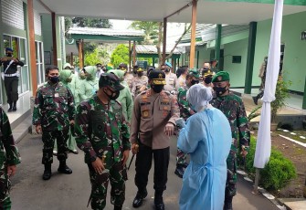 Kapolda Jateng Drs Ahmad Luthfi SH STT MK  beserta Pejabat Teras Polda dan Kodam, mendampingi Pangdam IV Diponegoro Mayjen TNI Rudiyanto melaksanakan kunjungan ke RST dr Asmir Salatiga guna pengecekan pelaksanaan vaksinasi Covid-19 bagi personil TNI, Polri dan masyarakat (22/03)
