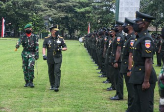 Pangdam IV/Diponegoro Mayjen TNI Rudianto secara resmi menutup Pendidikan Pertama Bintara PK TNI AD Otsus OAP Pria TA 2020 di Lapangan Rindam IV/Diponegoro, Jl. Pahlawan No. 133, Magelang, Selasa (23/3/2021).