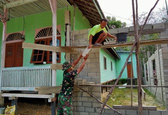 Anggota Pos Riam Sejawak Satgas Pamtas RI-MLY Yonif 407/PK, melaksanakan karya bhakti bersama warga merenovasi Gereja Riam Sejawak yang berada di Dusun Riam Padang, Desa Riam Sejawak, Kecamatan Ketungau Hulu, Kabupaten Sintang, Kalbar. Selasa (23/03/2021).