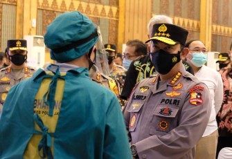 Kapolri Jenderal Polisi Listyo Sigit Prabowo menghadiri vaksinasi yang digelar di Masjid Agung, Semarang, Jawa Tengah, Rabu (24/3/2021). 
