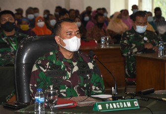 Pangdam IV/Diponegoro Mayjen TNI Rudianto menghadiri pengarahan Kepala Staf Angkatan Darat Jenderal TNI Andika Perkasa, S.E., M.A., M.Sc., M.Phil., Ph.D. kepada seluruh orang Tua/Wali Cata PK TNI AD Gelombang I TA 2021 melalui Video Conference bertempat di GOR Prajurit, kompleks Makodam IV/Diponegoro, Jl. Perintis Kemerdekaan, Watugong, Rabu (24/03/2021).