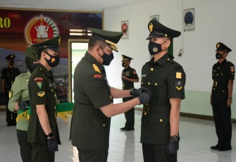 Pangdam IV/Diponegoro diwakili Kasdam IV/Diponegoro Brigjen TNI Widi Prasetijono secara resmi menutup Pendidikan Pertama Bintara TNI AD Penerbang TA 2020 di Gedung S. Parman Secaba Rindam IV/Diponegoro Jln. Pahlawan, Tuguran, Kota Magelang, Kamis  (25/3/2021).
