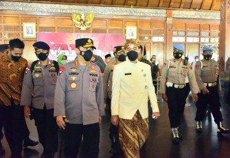 Kapolri Jenderal Polisi Listyo Sigit Prabowo terus memantau kelancaran program vaksinasi nasional. Kali ini, jenderal bintang itu bergerak ke Solo, Jawa Tengah.