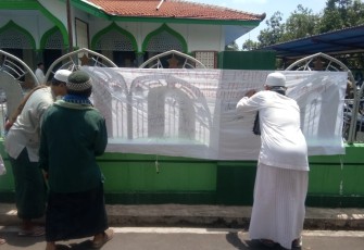 Warga Kelurahan Karang Asem Selatan Kecamatan Batang Kabupaten Batang gelar aksi tanda tangan guna tuntut pemerintah daerah (Pemda) kabupaten batang untuk menutup lokalisasi boyongsari yang berada di kelurahan karang asem selatan,jumat (26/3/21).