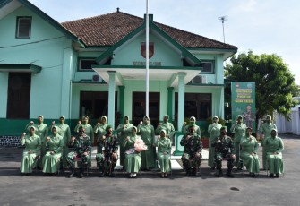 -Komandan Korem (Danrem) 073/Makutarama Kolonel Arm Putranto Gatot Sri Handoyo, S.Sos, M.M., di dampingi Ketua Persit KCK Koorcab Rem 073/Makutarama, Ny. Henny Putranto Gatot Sri Handoyo serta para Kasi Korem beserta istri. Jumat (26/3/2021).