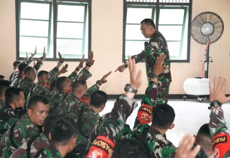 Pangdam IV/Diponegoro Mayjen TNI Rudianto meninjau Batalyon Infanteri Raider 408/Suhbrastha saat melaksanakan kegiatan Latihan Taktis tingkat Kompi di daerah latihan Plempungan Kabupaten Magelang, Senin (29/3/2021).