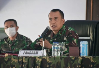 Pangdam IV/Diponegoro Mayjen TNI Rudianto memberikan pengarahan kepada 240 Siswa Dikjurba IF Abit Dikmaba TNI - AD, Otsus Kodam XVIII/Kasuari TA. 2020 di Gedung Gatot Subroto Dodiklatpur Rindam IV / Diponegoro Jl. Kesatrian NO.1, Depo. Glodogan, Kec. Klaten Selatan, Jawa Tengah, Selasa (30/3/2021).