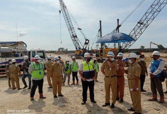 Bupati Kendal, Dico M Ganinduto, hari ini meninjau pekerjaan pembangunan bendungan karet Sungai Blorong, Desa Turunrejo, di Brangsong, Kendal, Senin (29/3/2021).