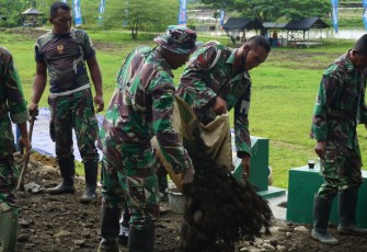 Satgas TMMD dalam melaksanakan tugasnya menguruk jalan yang menjadi sasaran fisik TMMD. 