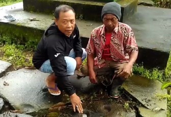 Cak Hari pemerhati budaya (kiri) saat penelusuran