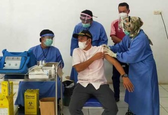 Ketua DPRD Seluma Divaksin 