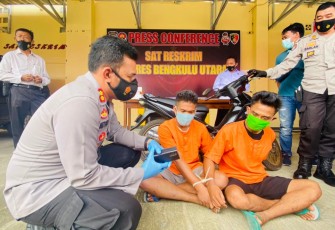 Keterangan Foto : Dua pelaku Curat Diamankan Kepolisian Bengkulu Utara (Ismail Yugo) 
