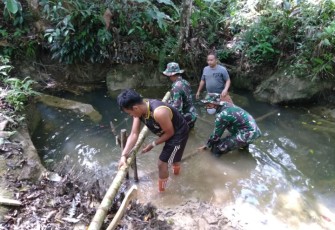 Satgas  Pamtas Yonif 407/PK bersama masyarakat gotong-royong melaksanakan karya bakti pembersihan saluran sumber air bersih yang berada di Bukit Melapi Desa Langau, Kec. Puring Kencana, Kab. Kapuas Hulu, Kalimantan Barat. Senin (22/03/21).