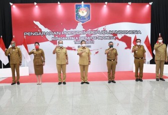 Walikota Bitung Maurits Mantiri Kedua Samping Kanan Saat foto Bersama Usai Mengikuti Arahan Presiden Jokowi