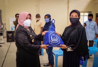 Walikota Tanjung Pinang Serahkan 12911 Paket Sembako Untuk Masyarakat 
