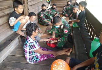 Pos Jaung Satgas Pamtas RI-MLY Yonif 407/PK gelar kegiatan pelayanan kesehatan keliling di Dusun Jaung Ran, Desa Langau, Kecamatan Puring Kencana, Kabupaten Kapuas Hulu, Kalbar. Sabtu (03/04/2021)