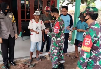 Danramil 12/Tulis Kapten Inf Supirno memberikan himbauan kepada warga yang tidak pakai masker, agar tetap mematuhi protokol kesehatan