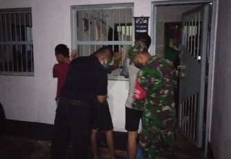 Sejumlah petugas Rumah Tahanan Negara (Rutan) Kelas IIB Batang bersama jajaran Kodim 0736/Batang dan Badan Narkotika Nasional Kabupaten (BNNK) Batang menggelar sidak salah satu blok di Rutan Kelas IIB Kabupaten Batang, pada Selasa (6/4/21) malam. 