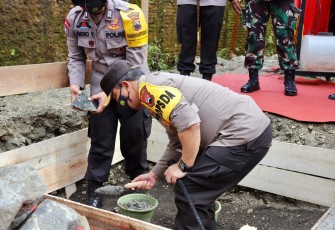Kapolda Jateng Irjen Pol Ahmad Luthfi melakukan peletakkan batu pertama dalam pembangunan masjid Polsek Maos dan perumahan untuk anggota Polri di Polres Cilacap, Rabu (7/4/21).