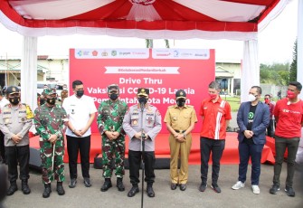 Panglima TNI Marsekal Hadi Tjahjanto dan Kapolri Jenderal Polisi Listyo Sigit Prabowo meninjau pelaksanaan vaksinasi COVID-19 dengan layanan tanpa turun (lantatur) atau drive thru di Medan, Sumatera Utara, Rabu (7/4/2021).