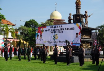 Pemerintah Kabupaten Batang menggelar upacara secara sederhana dalam rangka memperingati hari jadi Kabupaten Batang yang ke- 55 di halaman Kantor Bupati Batang, Kamis (8/4/21)
