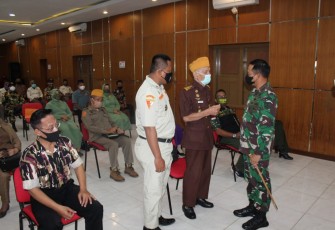 Kodim 0726/Sukoharjo melaksanakan Komunikasi Sosial dengan Keluarga Besar TNI (KBT) bertempat di Aula Makodim 0726/Sukoharjo yang dihadiri Dandim 0726/Sukoharjo Letkol inf Agus Adhy Darmawan, S.I.P., M.I.Pol, Kamis (08/04/21).