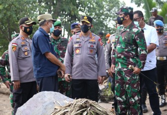 Panglima TNI Marsekal Hadi Tjahjanto dan Kapolri Jenderal Polisi Listyo Sigit Prabowo meninjau lokasi bencana alam banjir bandang dan tanah longsor di Nusa Tenggara Timur (NTT).