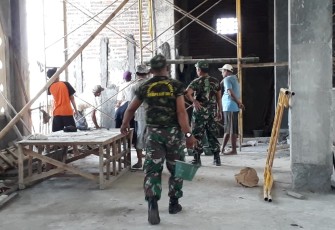 Koramil 11/ Warungasem jajaran Kodim Batang berbaur dengan masyarakat, bergotong royong kerja bhakti dalam pembangunan Masjid Tjolabudin di Desa Masin, Kecamatan Warungasem, Kabupaten Batang, pada Jumat (9/4/21) pagi.