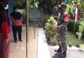 Babinsa Koramil 12/Tulis Jajaran Kodim Batang mendampingi tim untuk melaksanakan tracking contact kepada warga masyarakat yang terconfirmasi Covid- 19 di Desa Kebumen, Kecamatan Tulis, Kabupaten Batang, Pada Sabtu (10/4/21) 