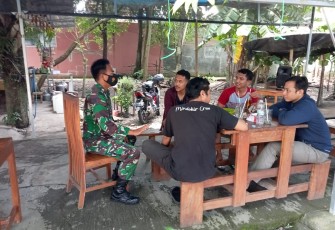 Babinsa Koramil Gemolong Komsos Dengan Sejumlah Pemuda di Desa Binaannya Mencegah kenakalan remaja di kalangan masyarakat, Babinsa Koramil 15/Gemolong melaksanakan Komunikasi Sosial (Komsos) dengan para pemuda, di Dk.Dempul yang sedang nongkrong di warung kopi, Senin ( 11/4/2021 ).