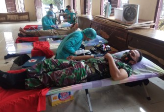 Danramil 07/Bandar Kapten Cpm Joko Wahyono beserta anggota mengikuti donor darah yang diselenggarakan oleh Palang Merah Indonesia (PMI) Kabupaten Batang, yang dilaksanakan di Aula Kecamatan Bandar,Kabupaten Batang ,Senin (12/4/2021)