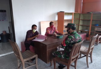 Sertu Sumanto Babinsa Kel. Gemolong melaksanakan Komsos dengan Kasitrantib Kecamatan Bpk. Tri Ismuwaluyo dan anggota di Kantor Kecamatan Gemolong.
