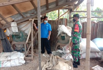 Babinsa Kelurahan Kwangen anggota Koramil 15/Gemolong Sertu Zaedi secara rutin dan berkesinambungan melaksanakan Komunikasi Sosial (Komsos) dengan warga masyarakat wilayah binaan, Selasa (13/4/2021).