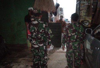 Anggota jajaran Kodim Batang yang ditugaskan sebagai Babinsa Koramil 02/Limpung Sertu Taat bersama Serda Wawan sekitar pukul 20.00 WIB melaksanakan Tracking dan Edukasi terhadap warga Desa Amongrogo, Kecamatan Limpung yang terpapar Virus Covid-19. Senin ( 12/4/21 ).